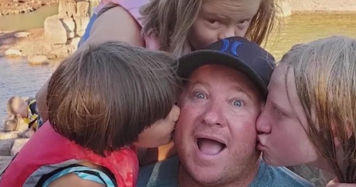 Padre soltero adoptó a tres hermanos rechazados 16 veces por otras familias